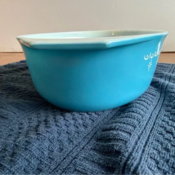 Pyrex Snowflake design lg 2.5 qt casserole dish, with white intact lid. - Picture 7 of 12